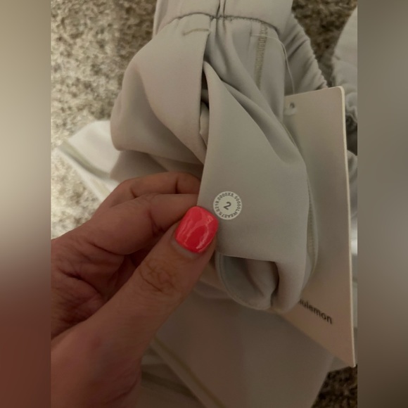NWT Lululemon On The Fly Skirt *Woven Silverstone SIZE 2 - Picture 7 of 9